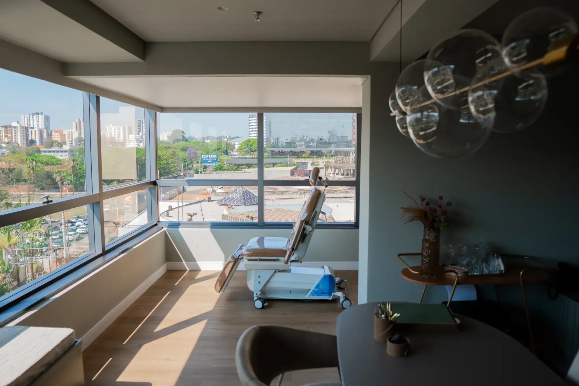 Sala com poltrona clínica e vista panorâmica de Rio Preto