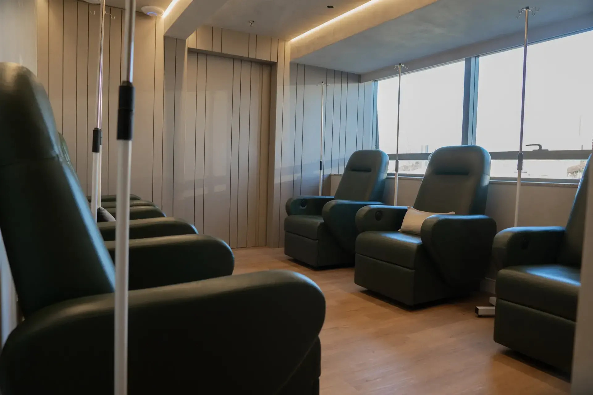 Sala de recliners para infusões e protocolos endovenosos